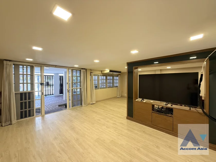 unitPet friendly |  3 Bedrooms  Townhouse For Rent in Sukhumvit, Bangkok  near BTS Ekkamai (AA46514)
