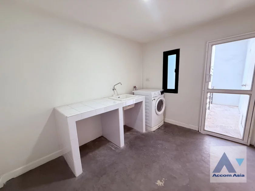 16  3 br Townhouse For Rent in Sukhumvit ,Bangkok BTS Ekkamai AA46514