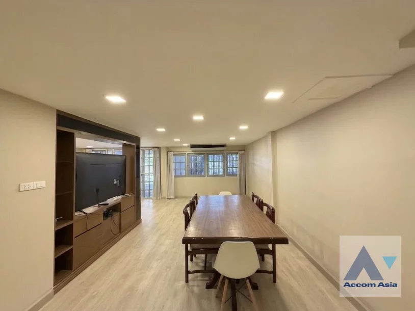 unitPet friendly |  3 Bedrooms  Townhouse For Rent in Sukhumvit, Bangkok  near BTS Ekkamai (AA46514)