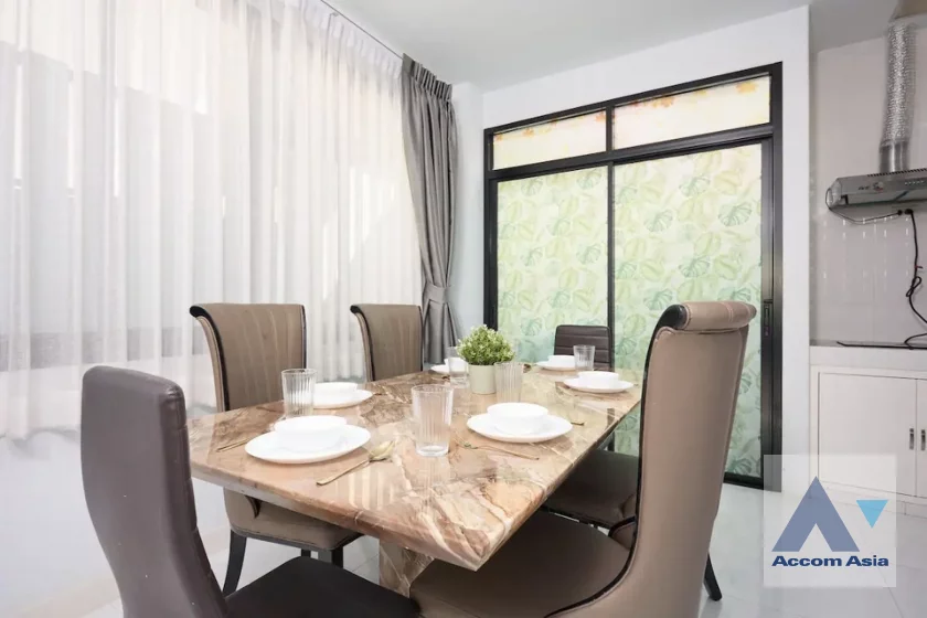 9  4 br Townhouse For Sale in Ratchadaphisek ,Bangkok MRT Huai Khwang AA46523