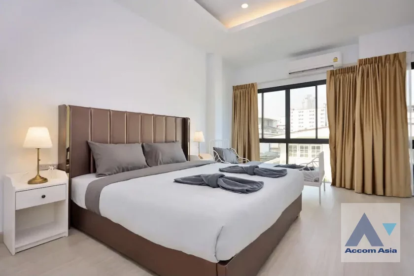 37  4 br Townhouse For Sale in Ratchadaphisek ,Bangkok MRT Huai Khwang AA46523