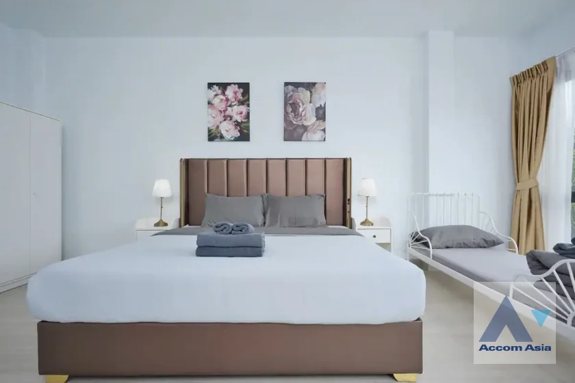 38  4 br Townhouse For Sale in Ratchadaphisek ,Bangkok MRT Huai Khwang AA46523