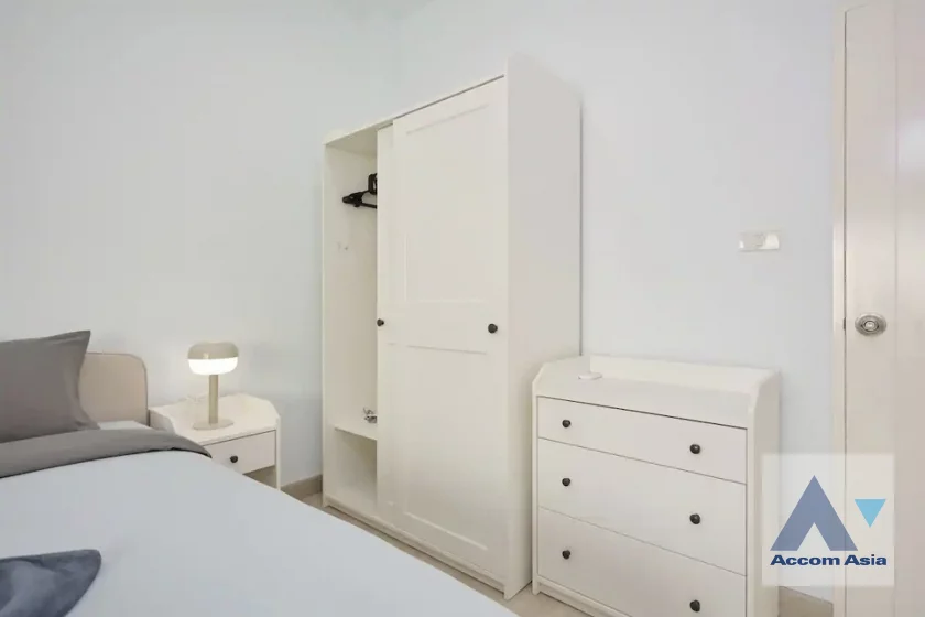 15  4 br Townhouse For Sale in Ratchadaphisek ,Bangkok MRT Huai Khwang AA46523