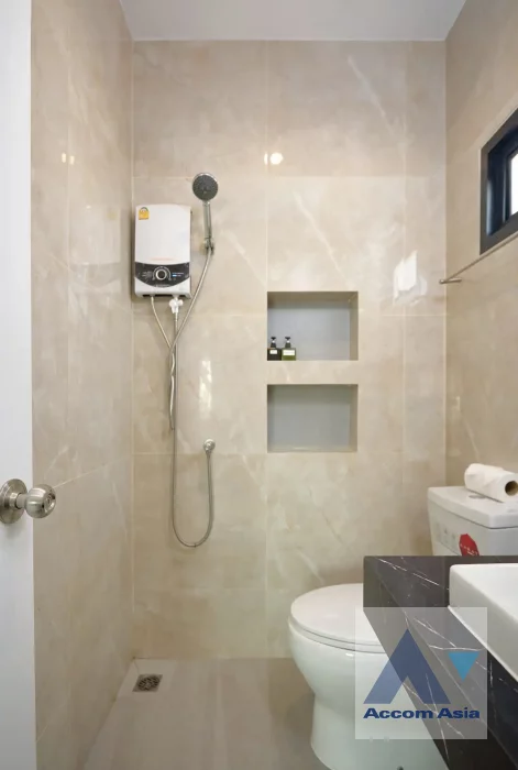 30  4 br Townhouse For Sale in Ratchadaphisek ,Bangkok MRT Huai Khwang AA46523