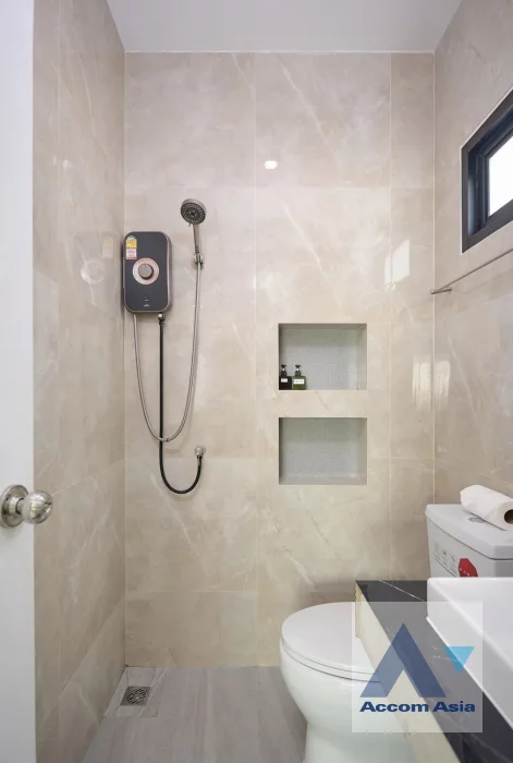 27  4 br Townhouse For Sale in Ratchadaphisek ,Bangkok MRT Huai Khwang AA46523