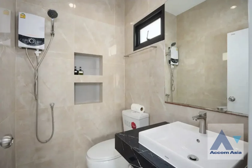 29  4 br Townhouse For Sale in Ratchadaphisek ,Bangkok MRT Huai Khwang AA46523