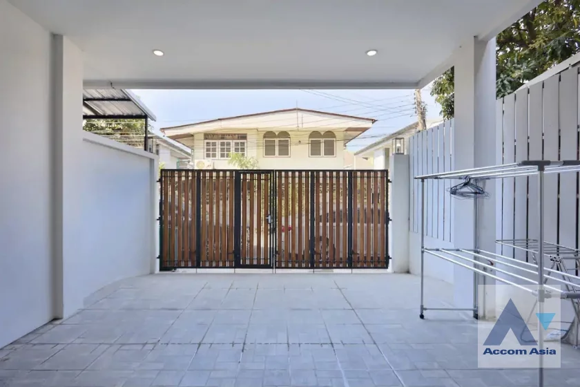 11  4 br Townhouse For Sale in Ratchadaphisek ,Bangkok MRT Huai Khwang AA46523