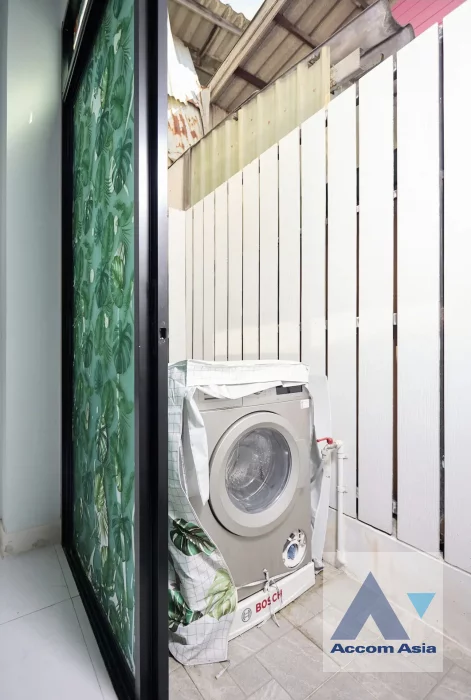 23  4 br Townhouse For Sale in Ratchadaphisek ,Bangkok MRT Huai Khwang AA46523