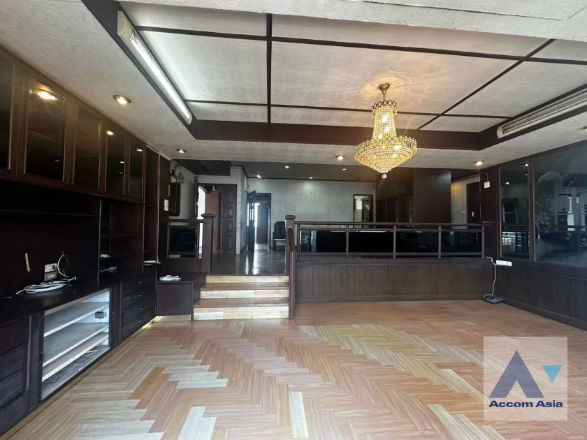 unit 3 Bedrooms  Condominium For Sale in Sathorn, Bangkok  near MRT Lumphini (AA46531)