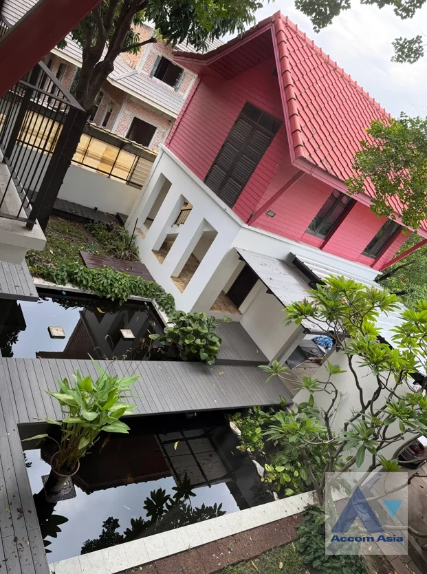 unit 4 Bedrooms  House For Rent in New Phetchaburi, Bangkok  near MRT Phetchaburi (AA46538)