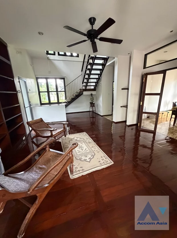 unit 4 Bedrooms  House For Rent in New Phetchaburi, Bangkok  near MRT Phetchaburi (AA46538)