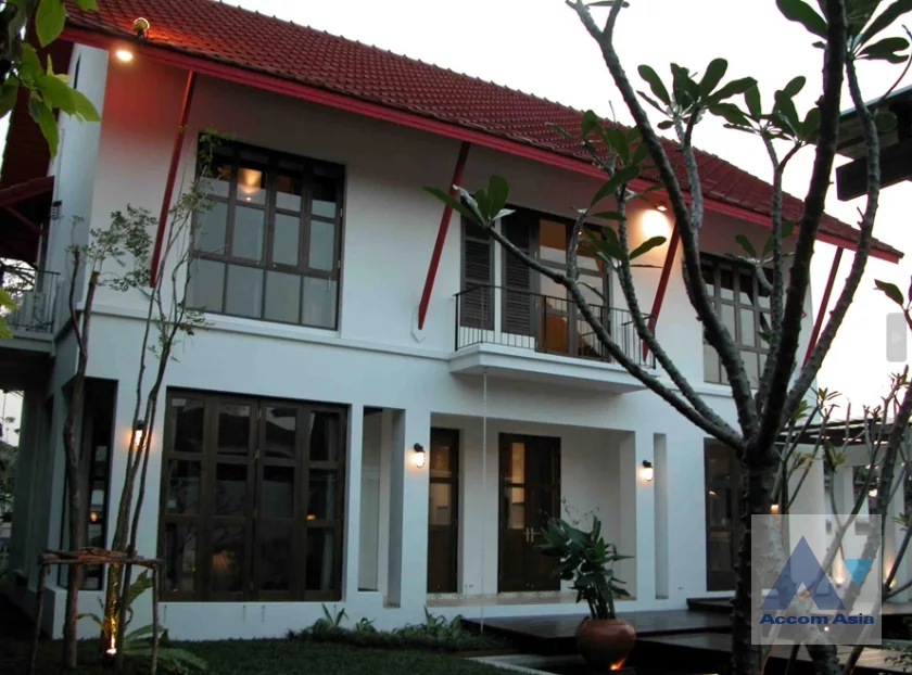 unit 4 Bedrooms  House For Rent in New Phetchaburi, Bangkok  near MRT Phetchaburi (AA46538)