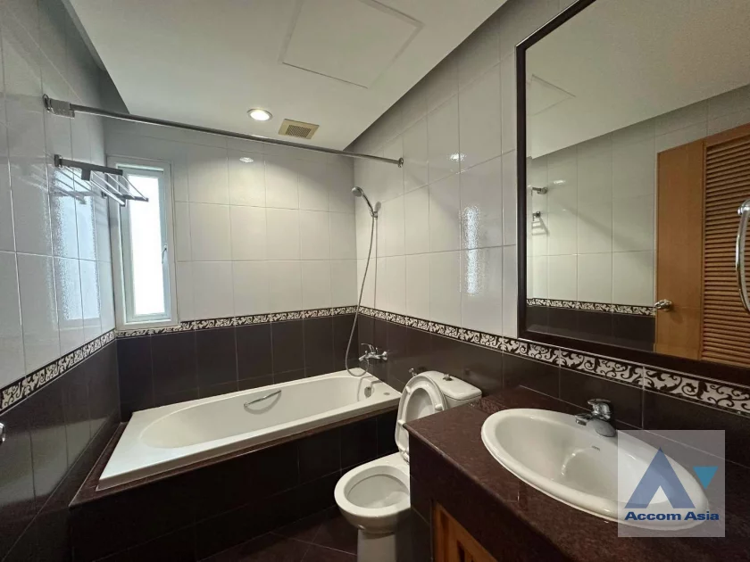 26  3 br Apartment For Rent in Sathorn ,Bangkok MRT Lumphini at Cozy and Convenient Apartment Near Garden Intl AA46540