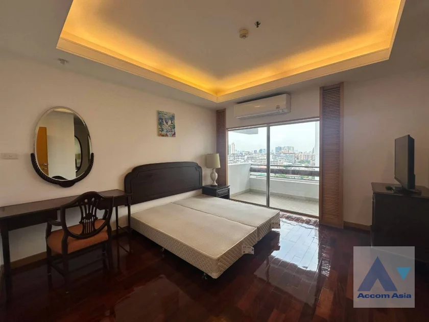 13  3 br Apartment For Rent in Sathorn ,Bangkok MRT Lumphini at Cozy and Convenient Apartment Near Garden Intl AA46540