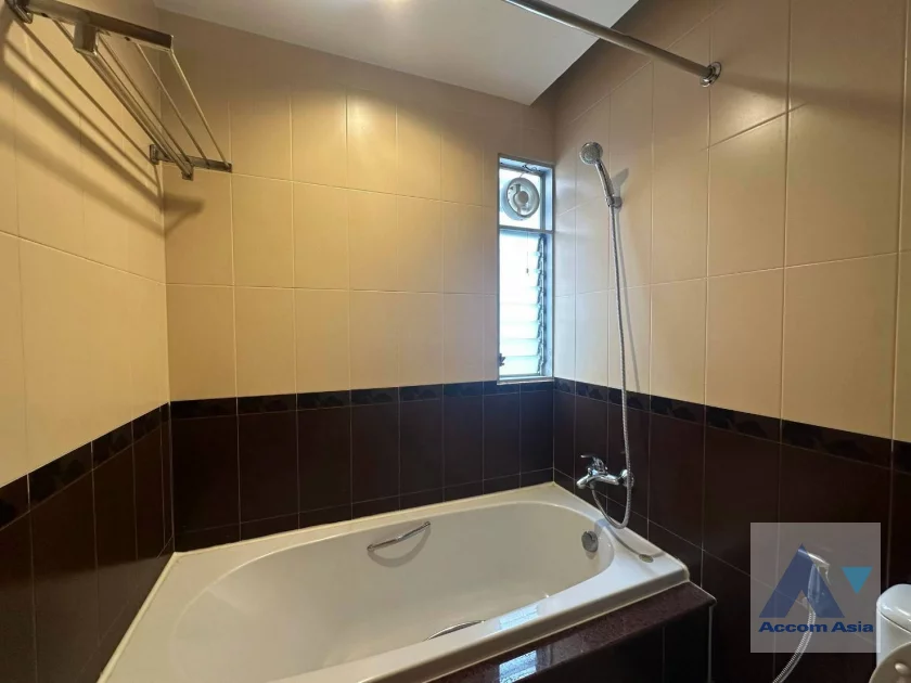 27  3 br Apartment For Rent in Sathorn ,Bangkok MRT Lumphini at Cozy and Convenient Apartment Near Garden Intl AA46540