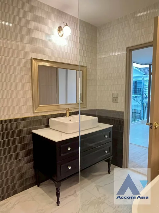 15  3 br Townhouse for rent and sale in Sukhumvit ,Bangkok BTS On Nut at หมู่บ้านพรประดิษฐ์ AA46570