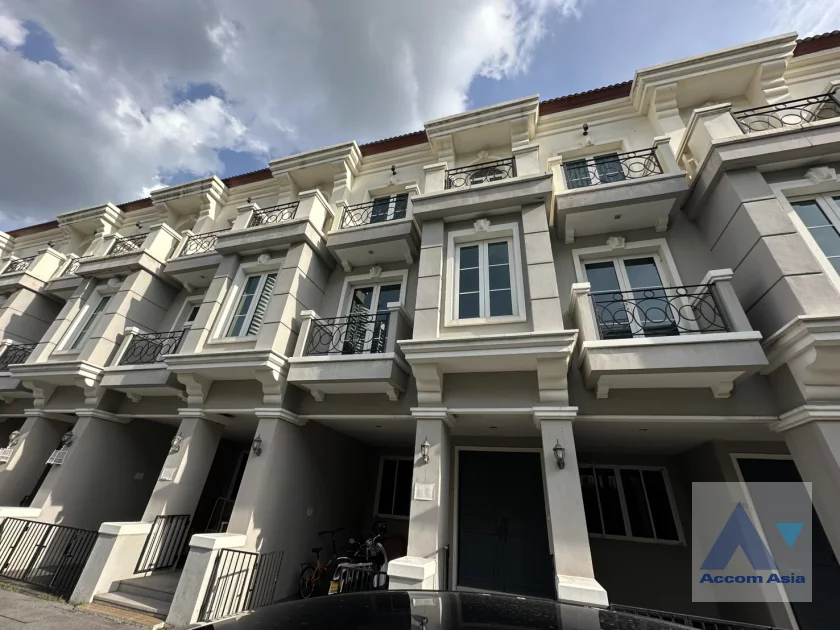  In Home Luxury Residence Townhouse  3 Bedroom for Rent BTS Asok in Sukhumvit Bangkok