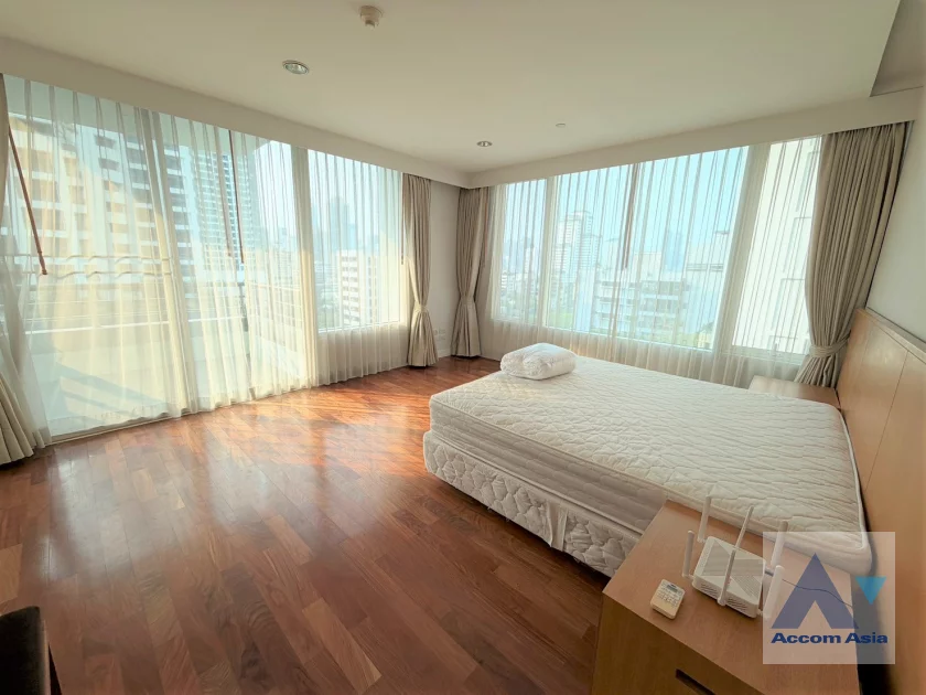 unit 3 Bedrooms  Apartment For Rent in Sukhumvit, Bangkok  near BTS Phrom Phong (AA46584)