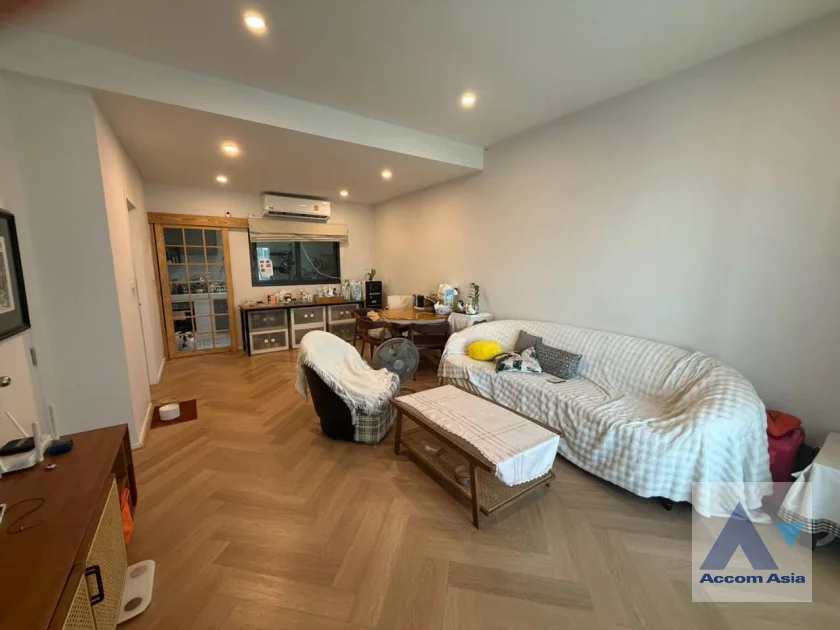 Townhouse For Sale in Sukhaphiban 2, Bangkok Code AA46610