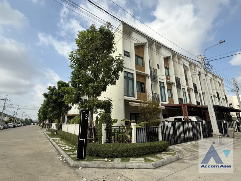 unitCorner Unit, Triplex, Pet friendly | A charming corner 3-storey townhome featuring a private side garden