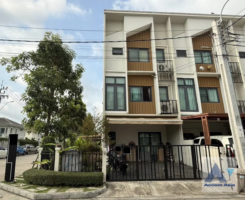 unitCorner Unit, Triplex, Pet friendly | A charming corner 3-storey townhome featuring a private side garden