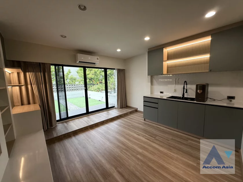 11  2 br Townhouse For Rent in Sukhumvit ,Bangkok BTS Phra khanong AA46616