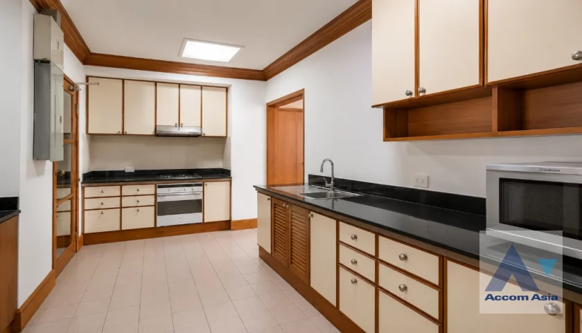 unit 4 Bedrooms  Apartment For Rent in Sukhumvit, Bangkok  near BTS Phrom Phong (AA46644)