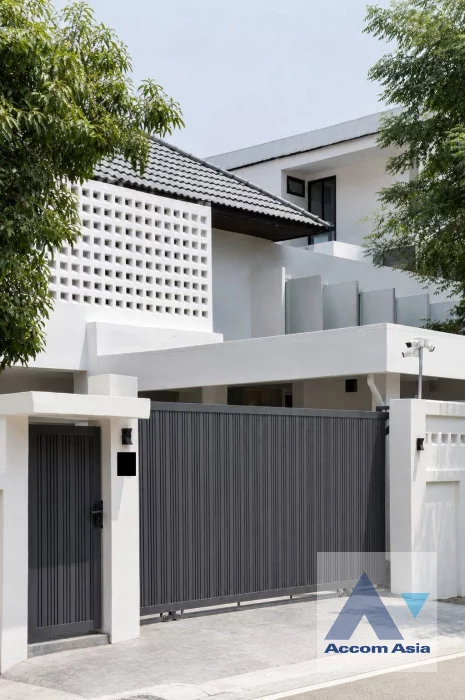 unit 3 Bedrooms  House For Rent in Pattanakarn, Bangkok  near MRT Si Kritha (AA46679)