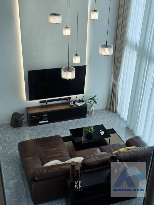 unit 3 Bedrooms  House For Rent in Pattanakarn, Bangkok  near MRT Si Kritha (AA46679)