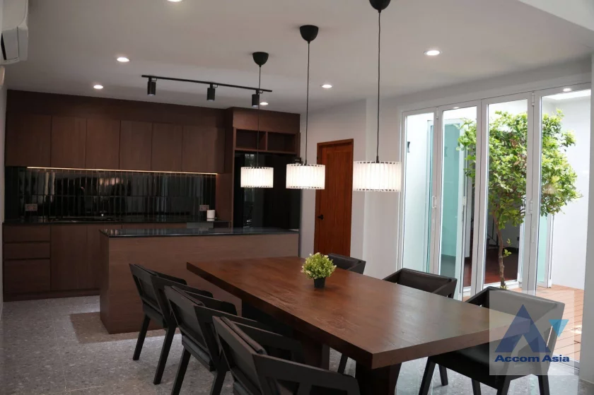  1  3 br House for rent and sale in Pattanakarn ,Bangkok MRT Si Kritha AA46679