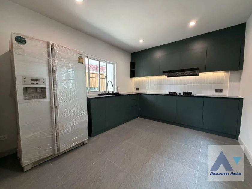 5  3 br House For Rent in Pattanakarn ,Bangkok MRT Si Kritha AA46679