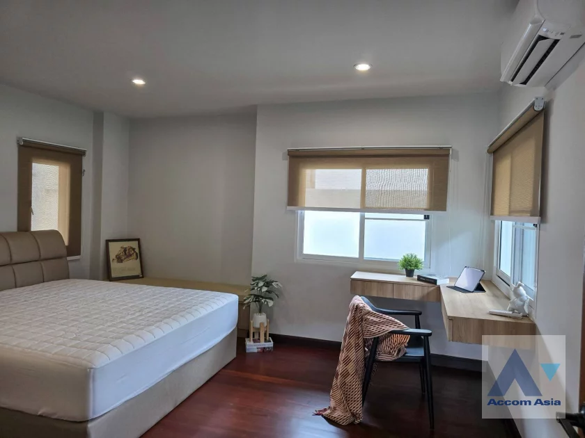8  3 br House For Rent in Pattanakarn ,Bangkok MRT Si Kritha AA46679