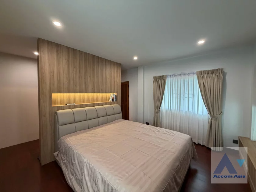 10  3 br House For Rent in Pattanakarn ,Bangkok MRT Si Kritha AA46679