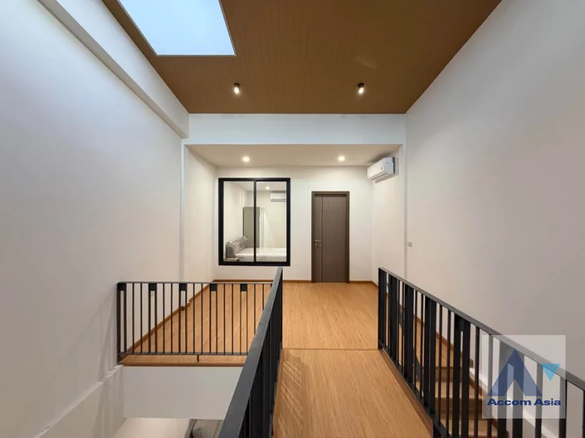 unit 3 Bedrooms  Townhouse For Rent & Sale in Sukhumvit, Bangkok  near BTS Phra khanong (AA46697)