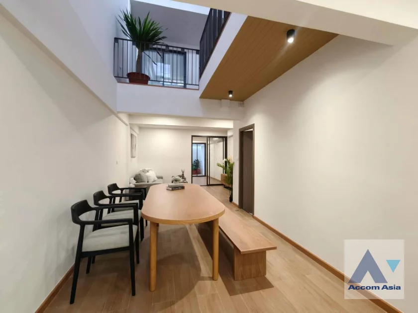 unit 3 Bedrooms  Townhouse For Rent & Sale in Sukhumvit, Bangkok  near BTS Phra khanong (AA46697)