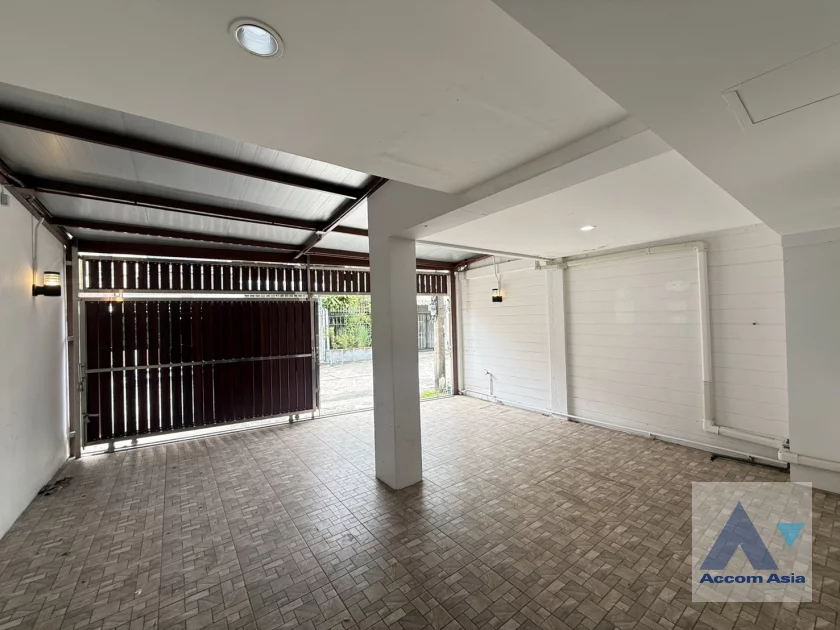 unit 6 Bedrooms  House For Rent in Sukhumvit, Bangkok  near BTS Ekkamai (AA46719)