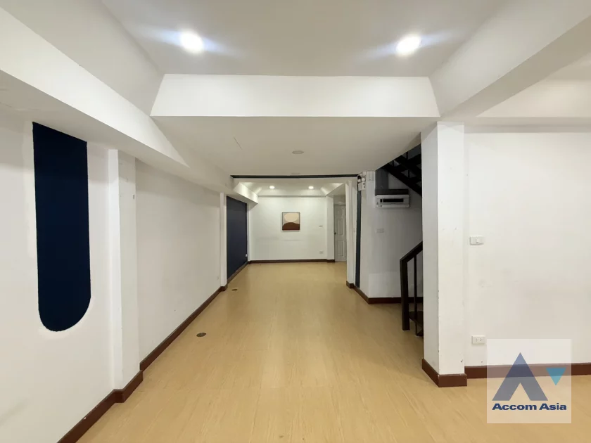 unit 6 Bedrooms  House For Rent in Sukhumvit, Bangkok  near BTS Ekkamai (AA46719)