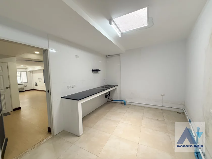 18  6 br House For Rent in Sukhumvit ,Bangkok BTS Ekkamai AA46719