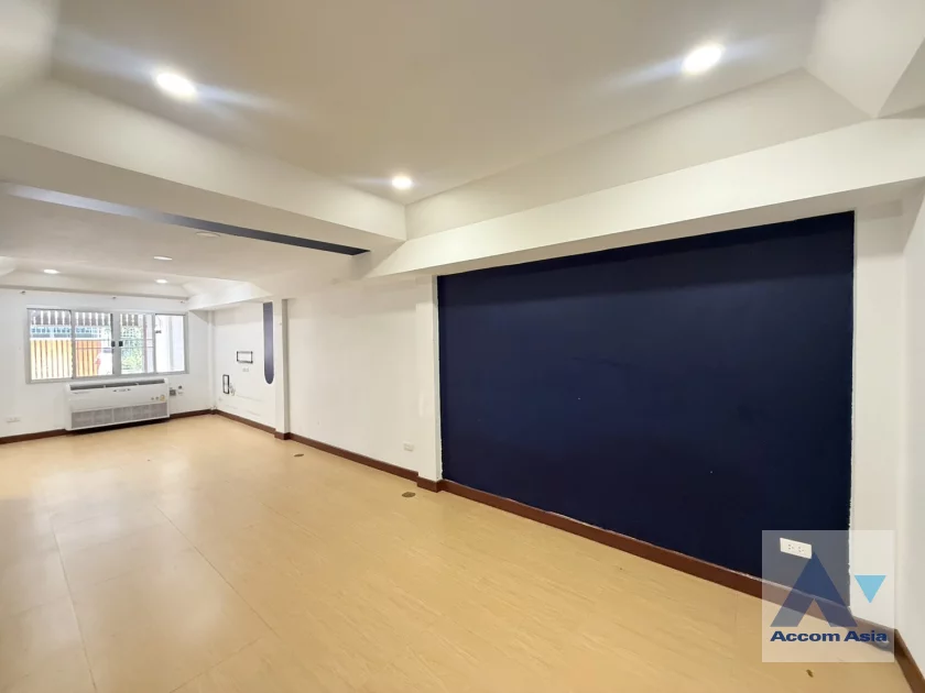 4  6 br House For Rent in Sukhumvit ,Bangkok BTS Ekkamai AA46719