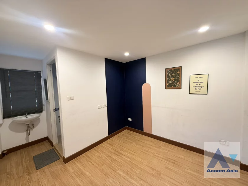 17  6 br House For Rent in Sukhumvit ,Bangkok BTS Ekkamai AA46719