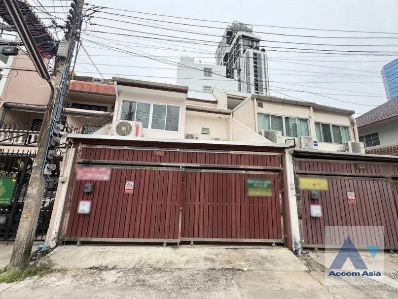 unit 6 Bedrooms  House For Rent in Sukhumvit, Bangkok  near BTS Ekkamai (AA46719)