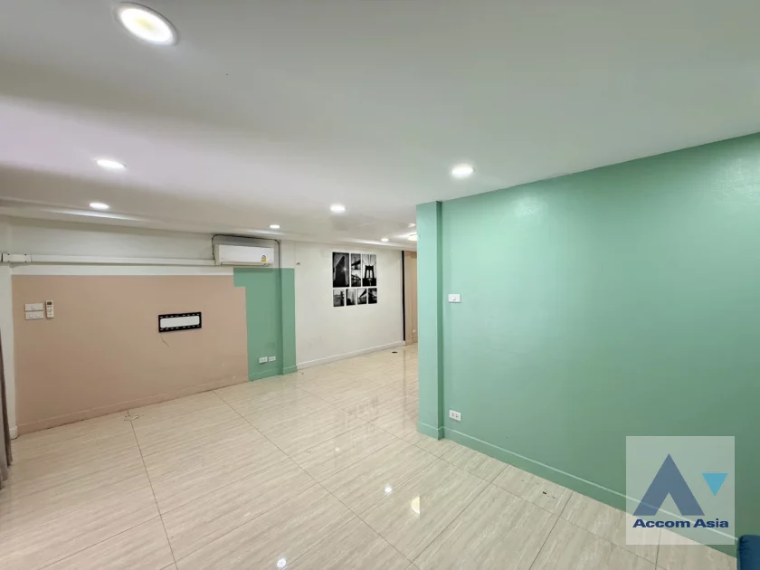 5  5 br House For Rent in Sukhumvit ,Bangkok BTS Ekkamai AA46720