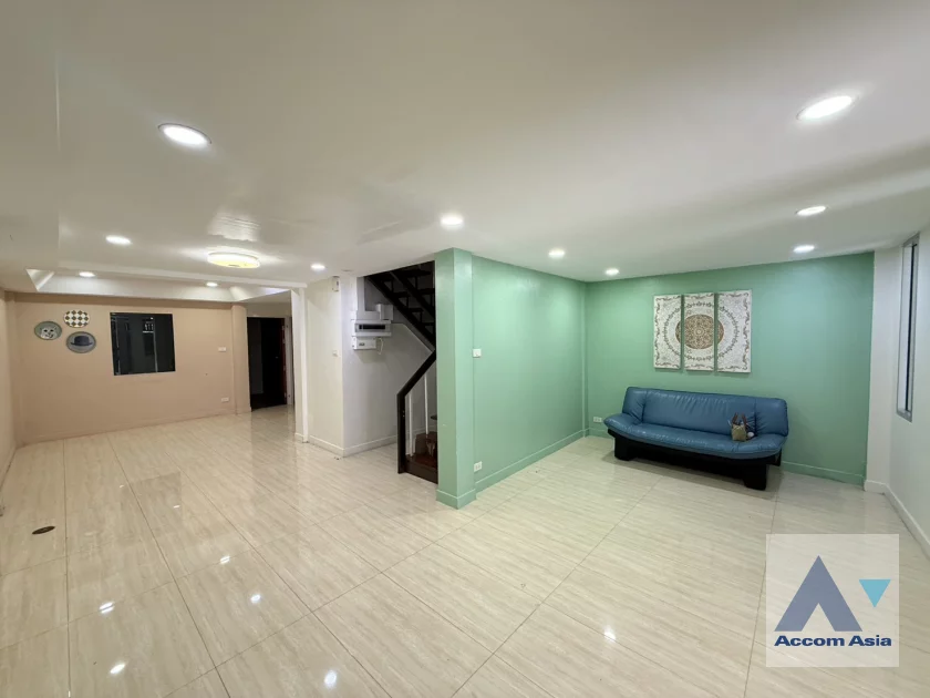 unit 5 Bedrooms  House For Rent in Sukhumvit, Bangkok  near BTS Ekkamai (AA46720)