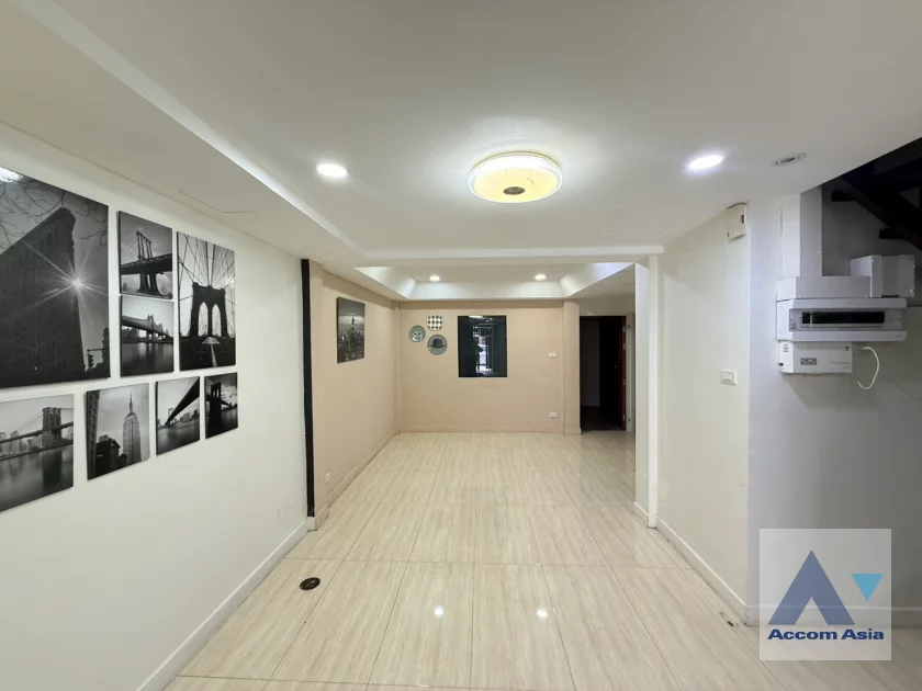 14  5 br House For Rent in Sukhumvit ,Bangkok BTS Ekkamai AA46720