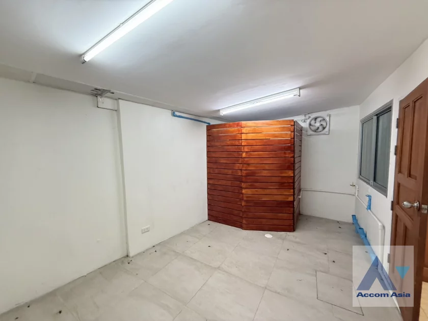 18  5 br House For Rent in Sukhumvit ,Bangkok BTS Ekkamai AA46720