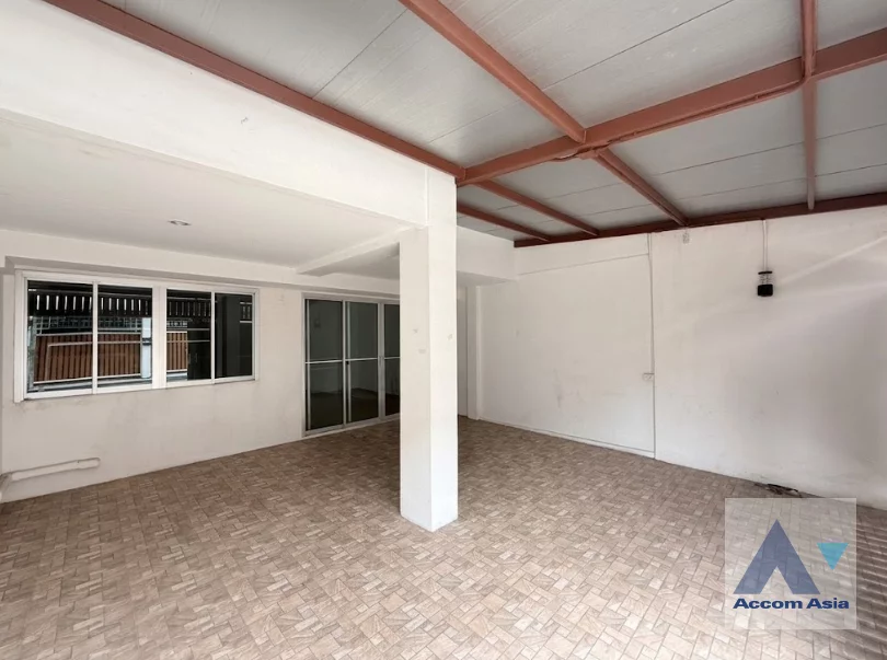 unit 5 Bedrooms  House For Rent in Sukhumvit, Bangkok  near BTS Ekkamai (AA46720)