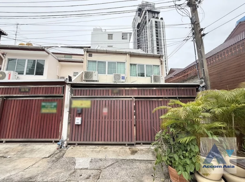 unit 5 Bedrooms  House For Rent in Sukhumvit, Bangkok  near BTS Ekkamai (AA46720)