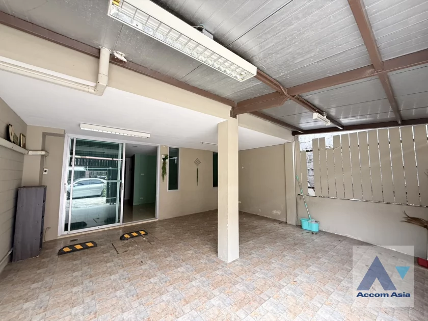 unit 5 Bedrooms  House For Rent in Sukhumvit, Bangkok  near BTS Ekkamai (AA46720)