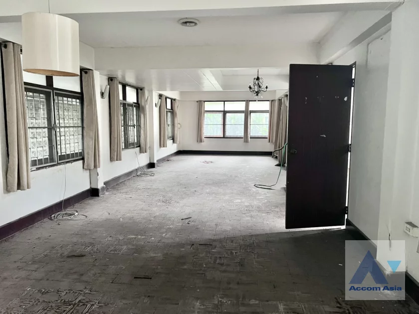  1  Land For Rent in Sukhumvit ,Bangkok BTS Thong Lo AA46737