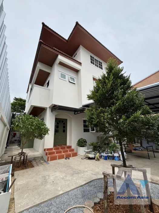 unitNewly renovated |  5 Bedrooms  House For Rent & Sale in Sukhumvit, Bangkok  near BTS Punnawithi (AA46755)